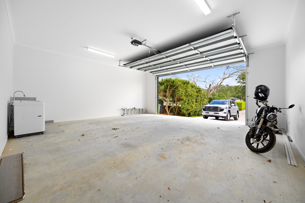 Tallai Modern Entertainer — Tallai